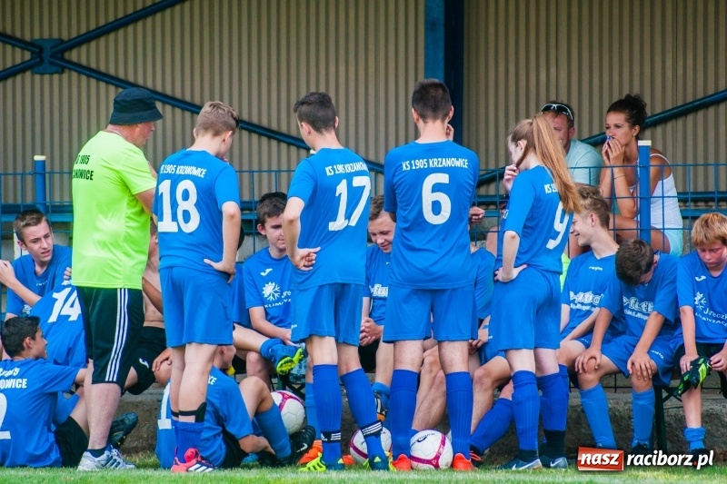 Zdjęcie w galerii na portalu naszraciborz.pl: Piłkarskie zmagania trampkarzy i seniorów, czyli sportowy festyn w Krzanowicach wiadomości z regionu