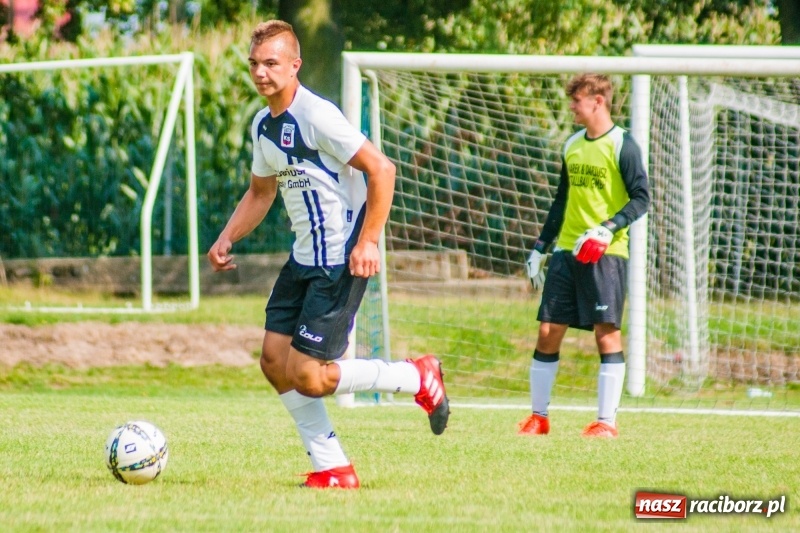 Zdjęcie w galerii na portalu naszraciborz.pl: Piłkarskie zmagania trampkarzy i seniorów, czyli sportowy festyn w Krzanowicach wiadomości z regionu