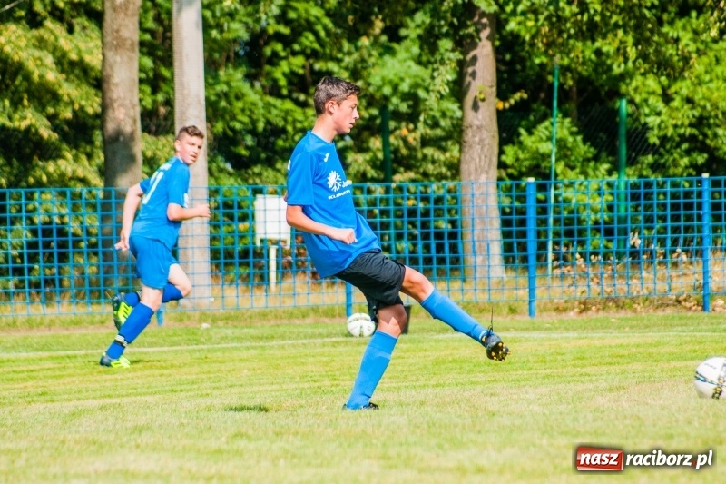 Zdjęcie w galerii na portalu naszraciborz.pl: Piłkarskie zmagania trampkarzy i seniorów, czyli sportowy festyn w Krzanowicach wiadomości z regionu