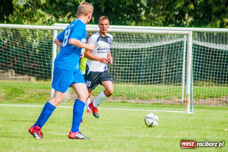 Zdjęcie w galerii na portalu naszraciborz.pl: Piłkarskie zmagania trampkarzy i seniorów, czyli sportowy festyn w Krzanowicach wiadomości z regionu