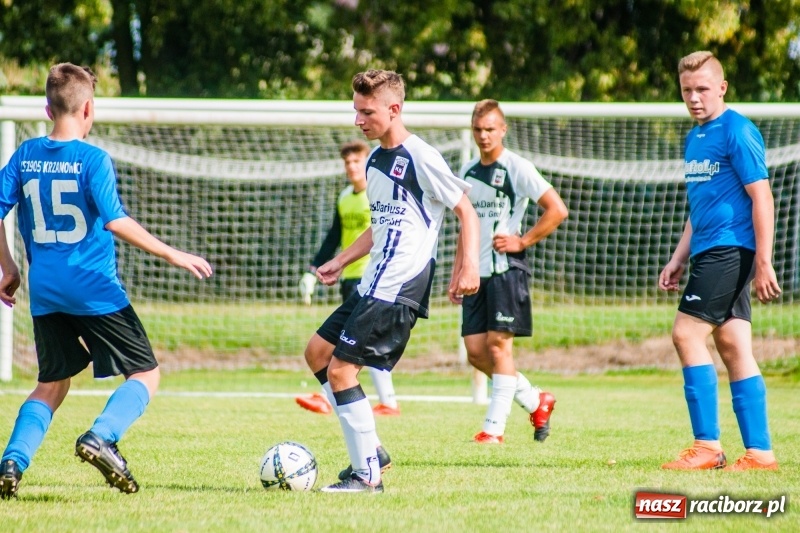 Zdjęcie w galerii na portalu naszraciborz.pl: Piłkarskie zmagania trampkarzy i seniorów, czyli sportowy festyn w Krzanowicach wiadomości z regionu