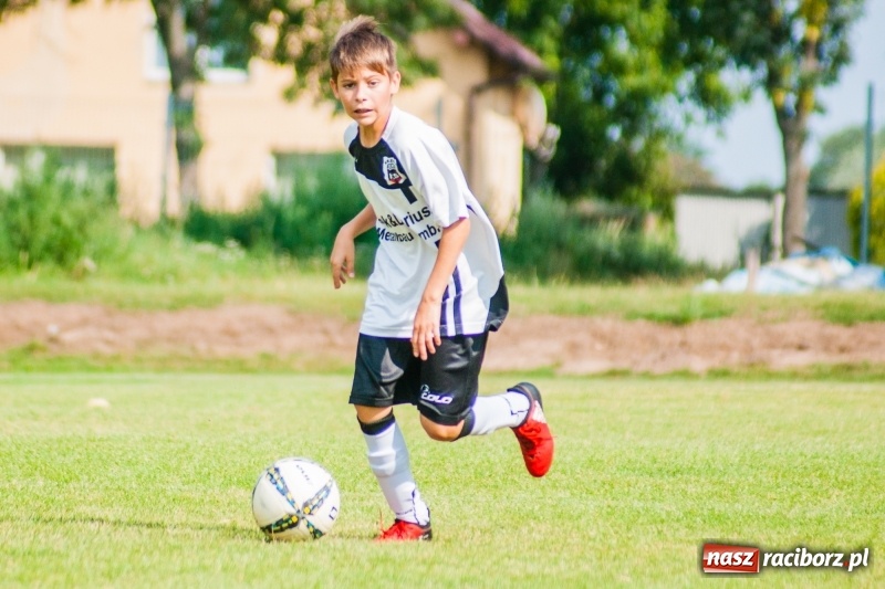 Zdjęcie w galerii na portalu naszraciborz.pl: Piłkarskie zmagania trampkarzy i seniorów, czyli sportowy festyn w Krzanowicach wiadomości z regionu