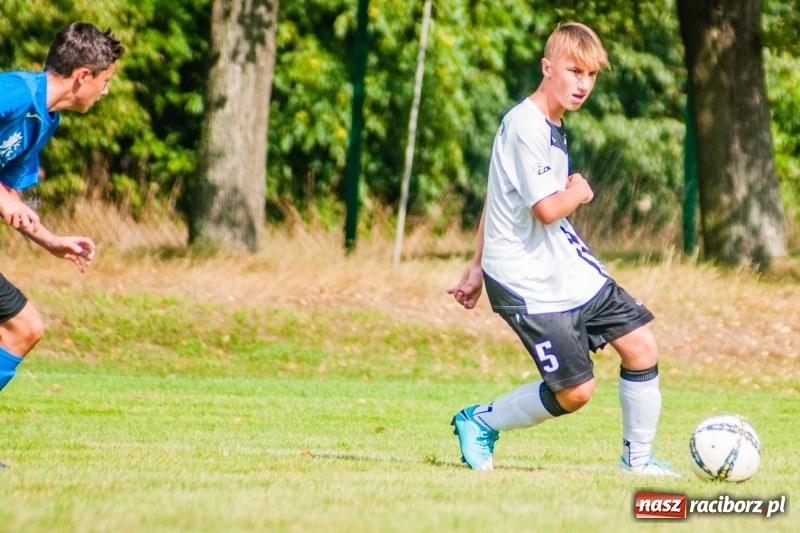 Zdjęcie w galerii na portalu naszraciborz.pl: Piłkarskie zmagania trampkarzy i seniorów, czyli sportowy festyn w Krzanowicach wiadomości z regionu