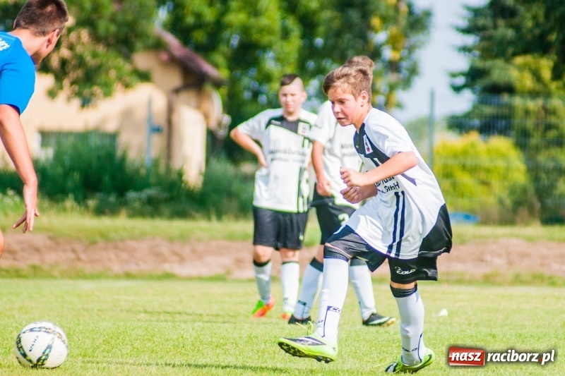 Zdjęcie w galerii na portalu naszraciborz.pl: Piłkarskie zmagania trampkarzy i seniorów, czyli sportowy festyn w Krzanowicach wiadomości z regionu