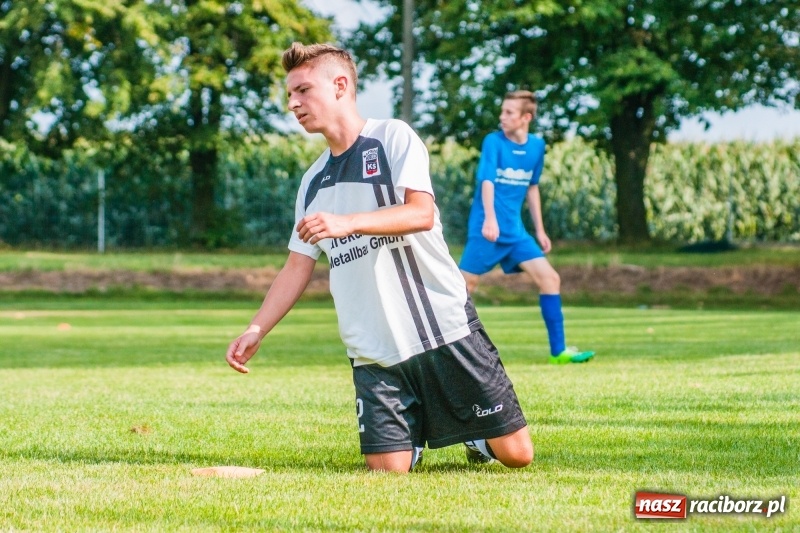 Zdjęcie w galerii na portalu naszraciborz.pl: Piłkarskie zmagania trampkarzy i seniorów, czyli sportowy festyn w Krzanowicach wiadomości z regionu
