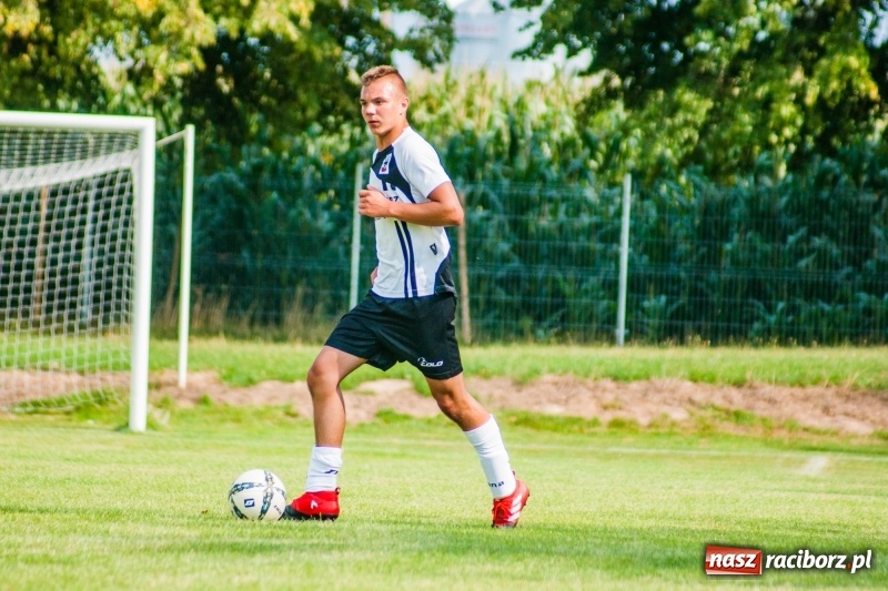 Zdjęcie w galerii na portalu naszraciborz.pl: Piłkarskie zmagania trampkarzy i seniorów, czyli sportowy festyn w Krzanowicach wiadomości z regionu