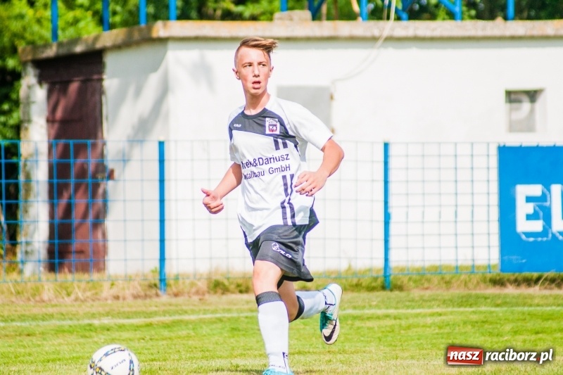 Zdjęcie w galerii na portalu naszraciborz.pl: Piłkarskie zmagania trampkarzy i seniorów, czyli sportowy festyn w Krzanowicach wiadomości z regionu