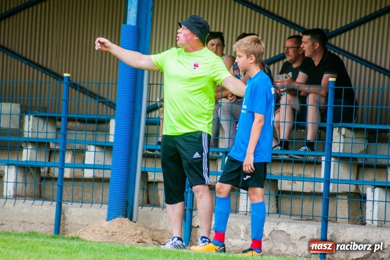 Zdjęcie w galerii na portalu naszraciborz.pl: Piłkarskie zmagania trampkarzy i seniorów, czyli sportowy festyn w Krzanowicach wiadomości z regionu