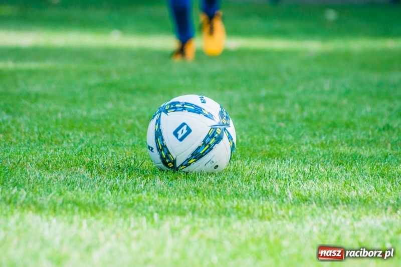 Zdjęcie w galerii na portalu naszraciborz.pl: Piłkarskie zmagania trampkarzy i seniorów, czyli sportowy festyn w Krzanowicach wiadomości z regionu