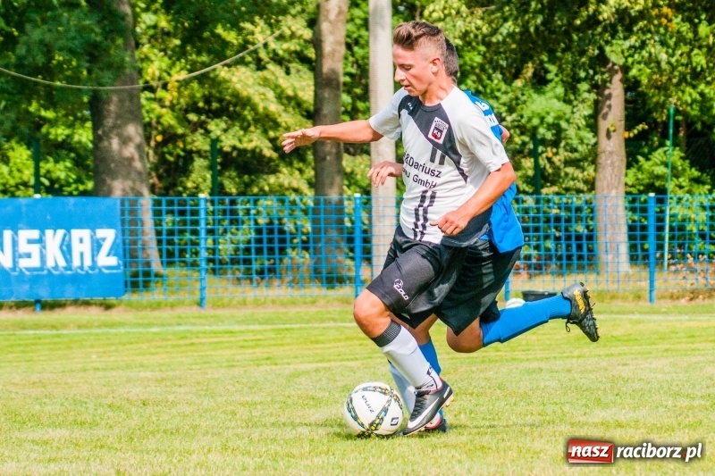 Zdjęcie w galerii na portalu naszraciborz.pl: Piłkarskie zmagania trampkarzy i seniorów, czyli sportowy festyn w Krzanowicach wiadomości z regionu