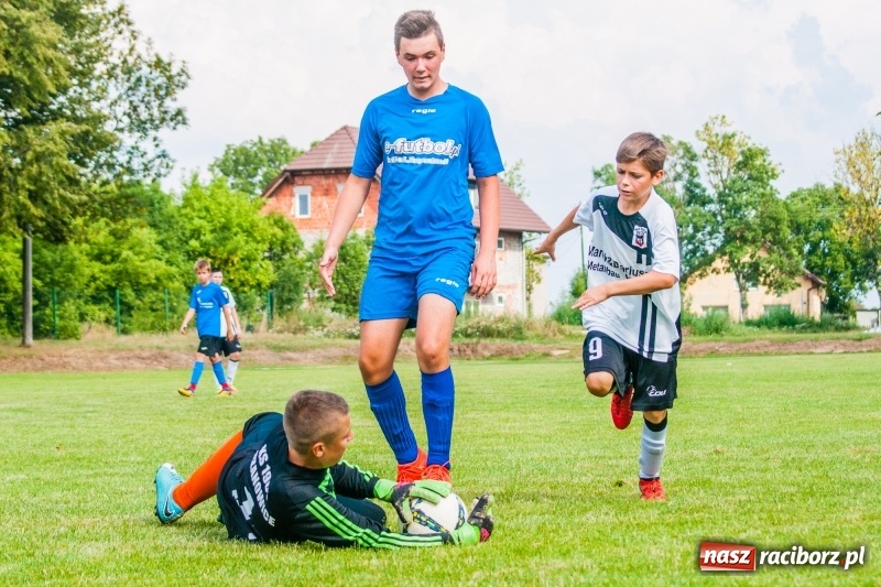 Zdjęcie w galerii na portalu naszraciborz.pl: Piłkarskie zmagania trampkarzy i seniorów, czyli sportowy festyn w Krzanowicach wiadomości z regionu