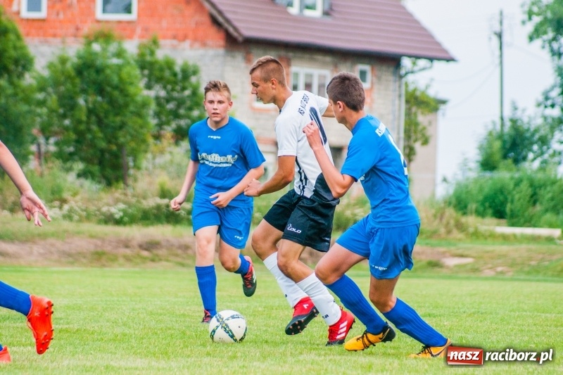 Zdjęcie w galerii na portalu naszraciborz.pl: Piłkarskie zmagania trampkarzy i seniorów, czyli sportowy festyn w Krzanowicach wiadomości z regionu