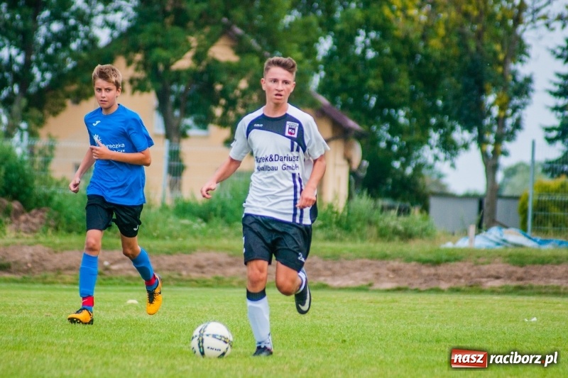 Zdjęcie w galerii na portalu naszraciborz.pl: Piłkarskie zmagania trampkarzy i seniorów, czyli sportowy festyn w Krzanowicach wiadomości z regionu