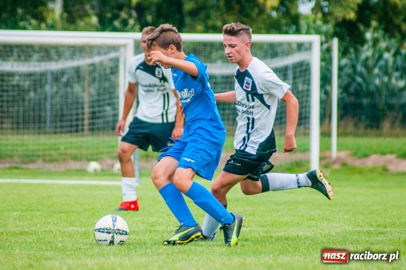 Zdjęcie w galerii na portalu naszraciborz.pl: Piłkarskie zmagania trampkarzy i seniorów, czyli sportowy festyn w Krzanowicach wiadomości z regionu