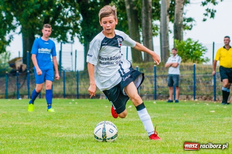 Zdjęcie w galerii na portalu naszraciborz.pl: Piłkarskie zmagania trampkarzy i seniorów, czyli sportowy festyn w Krzanowicach wiadomości z regionu