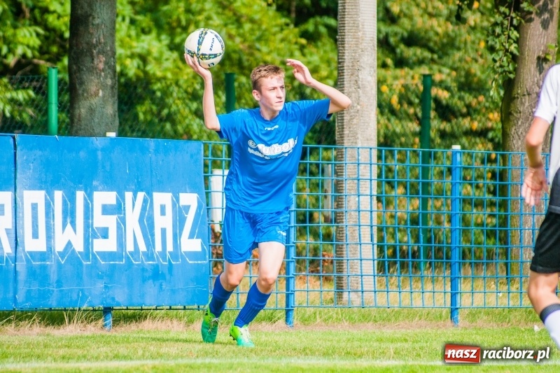 Zdjęcie w galerii na portalu naszraciborz.pl: Piłkarskie zmagania trampkarzy i seniorów, czyli sportowy festyn w Krzanowicach wiadomości z regionu