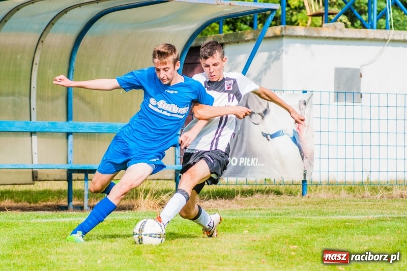 Zdjęcie w galerii na portalu naszraciborz.pl: Piłkarskie zmagania trampkarzy i seniorów, czyli sportowy festyn w Krzanowicach wiadomości z regionu