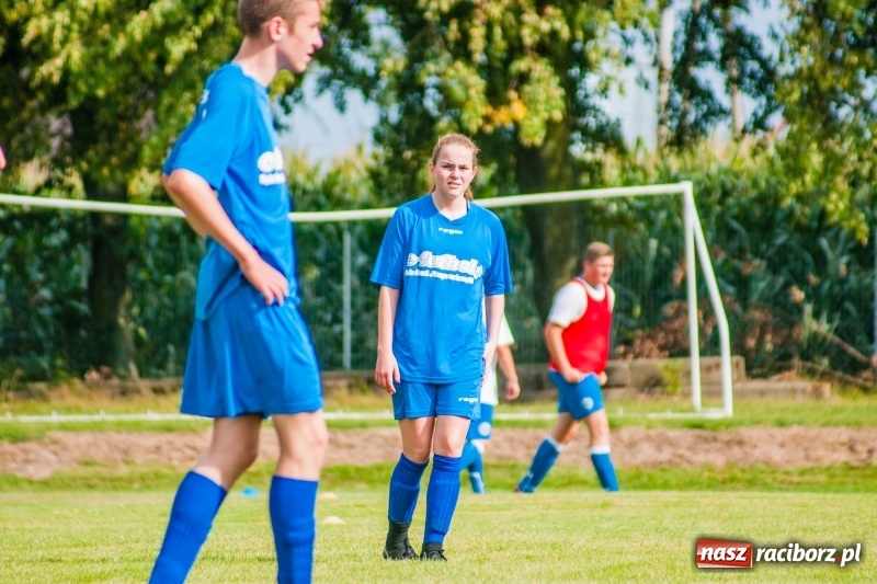 Zdjęcie w galerii na portalu naszraciborz.pl: Piłkarskie zmagania trampkarzy i seniorów, czyli sportowy festyn w Krzanowicach wiadomości z regionu