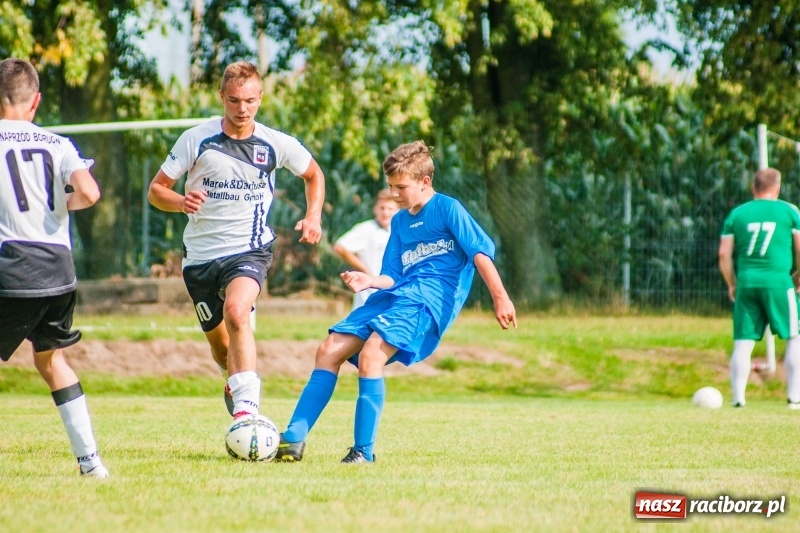 Zdjęcie w galerii na portalu naszraciborz.pl: Piłkarskie zmagania trampkarzy i seniorów, czyli sportowy festyn w Krzanowicach wiadomości z regionu