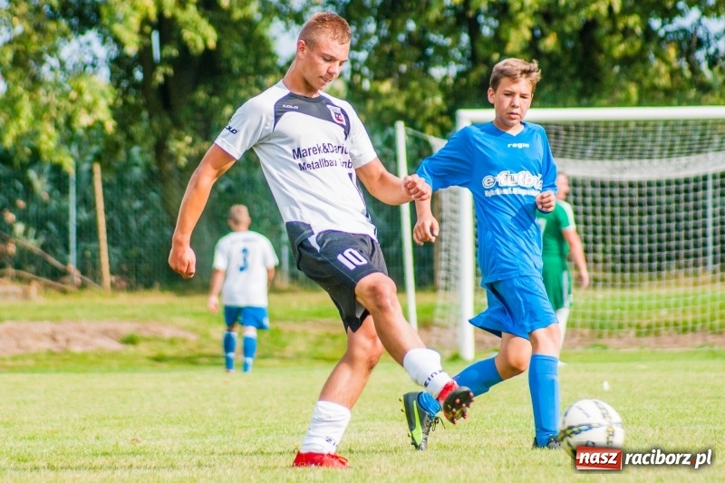 Zdjęcie w galerii na portalu naszraciborz.pl: Piłkarskie zmagania trampkarzy i seniorów, czyli sportowy festyn w Krzanowicach wiadomości z regionu