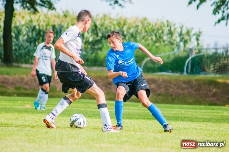 Zdjęcie w galerii na portalu naszraciborz.pl: Piłkarskie zmagania trampkarzy i seniorów, czyli sportowy festyn w Krzanowicach wiadomości z regionu