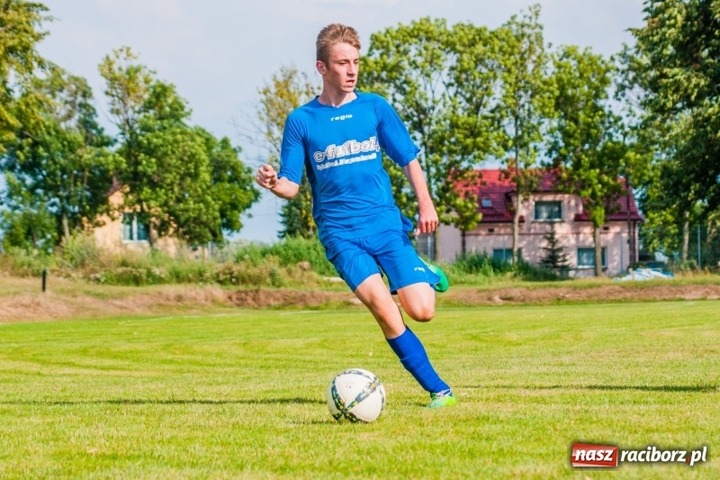 Zdjęcie w galerii na portalu naszraciborz.pl: Piłkarskie zmagania trampkarzy i seniorów, czyli sportowy festyn w Krzanowicach wiadomości z regionu