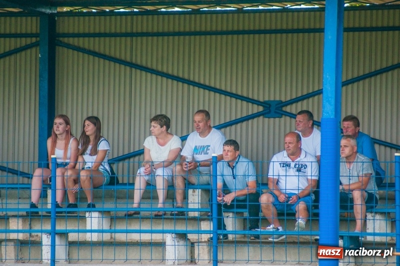 Zdjęcie w galerii na portalu naszraciborz.pl: Piłkarskie zmagania trampkarzy i seniorów, czyli sportowy festyn w Krzanowicach wiadomości z regionu