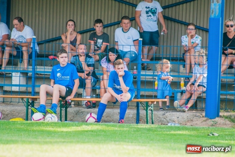 Zdjęcie w galerii na portalu naszraciborz.pl: Piłkarskie zmagania trampkarzy i seniorów, czyli sportowy festyn w Krzanowicach wiadomości z regionu