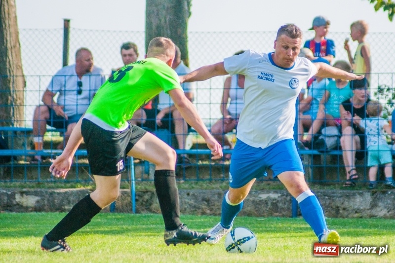 Zdjęcie w galerii na portalu naszraciborz.pl: Piłkarskie zmagania trampkarzy i seniorów, czyli sportowy festyn w Krzanowicach wiadomości z regionu