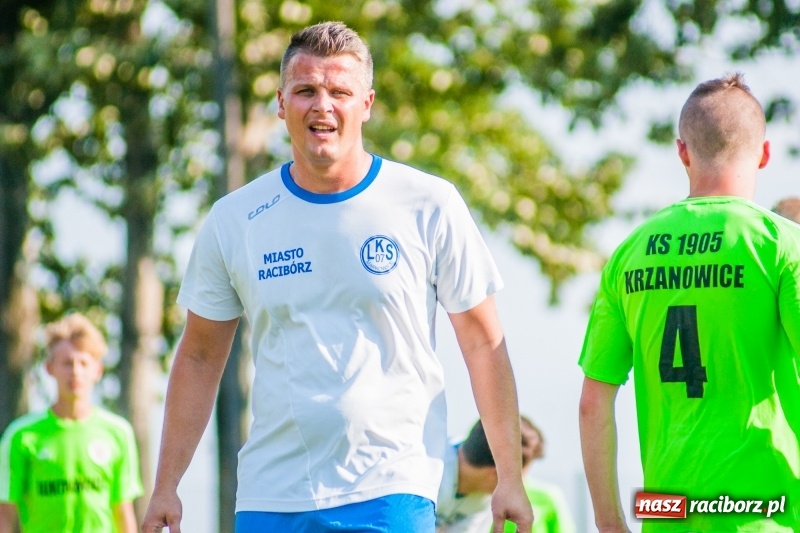 Zdjęcie w galerii na portalu naszraciborz.pl: Piłkarskie zmagania trampkarzy i seniorów, czyli sportowy festyn w Krzanowicach wiadomości z regionu