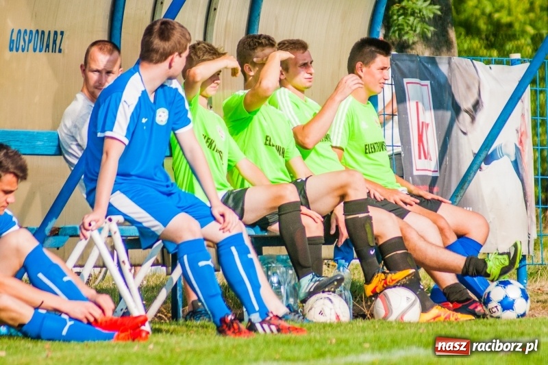 Zdjęcie w galerii na portalu naszraciborz.pl: Piłkarskie zmagania trampkarzy i seniorów, czyli sportowy festyn w Krzanowicach wiadomości z regionu