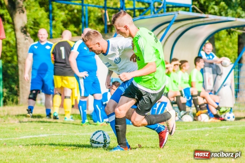 Zdjęcie w galerii na portalu naszraciborz.pl: Piłkarskie zmagania trampkarzy i seniorów, czyli sportowy festyn w Krzanowicach wiadomości z regionu