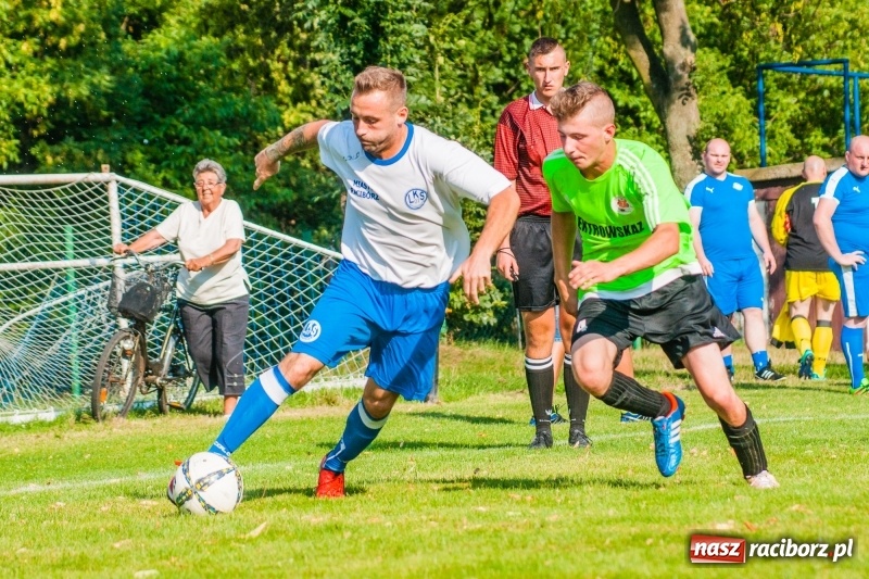 Zdjęcie w galerii na portalu naszraciborz.pl: Piłkarskie zmagania trampkarzy i seniorów, czyli sportowy festyn w Krzanowicach wiadomości z regionu