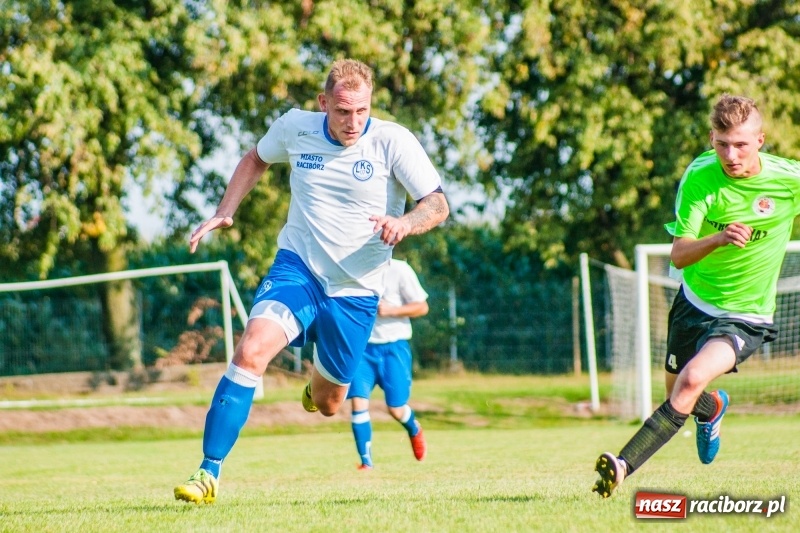 Zdjęcie w galerii na portalu naszraciborz.pl: Piłkarskie zmagania trampkarzy i seniorów, czyli sportowy festyn w Krzanowicach wiadomości z regionu
