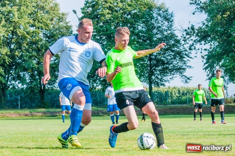 Zdjęcie w galerii na portalu naszraciborz.pl: Piłkarskie zmagania trampkarzy i seniorów, czyli sportowy festyn w Krzanowicach wiadomości z regionu