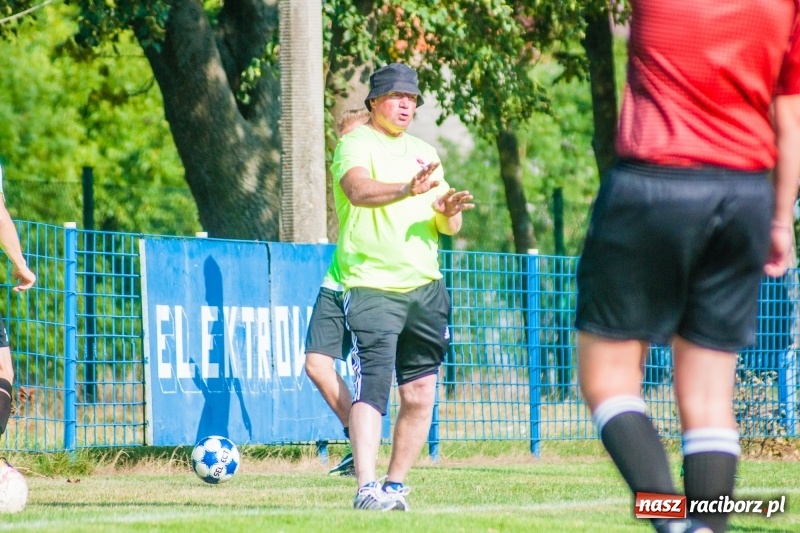 Zdjęcie w galerii na portalu naszraciborz.pl: Piłkarskie zmagania trampkarzy i seniorów, czyli sportowy festyn w Krzanowicach wiadomości z regionu