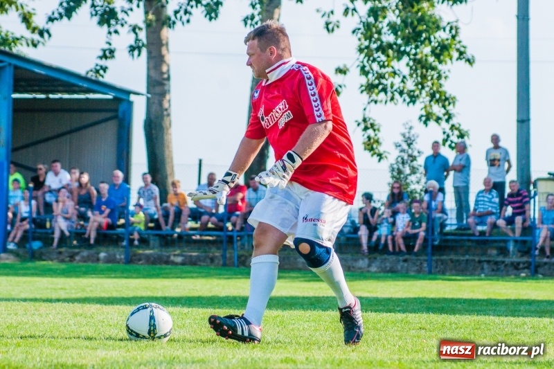 Zdjęcie w galerii na portalu naszraciborz.pl: Piłkarskie zmagania trampkarzy i seniorów, czyli sportowy festyn w Krzanowicach wiadomości z regionu