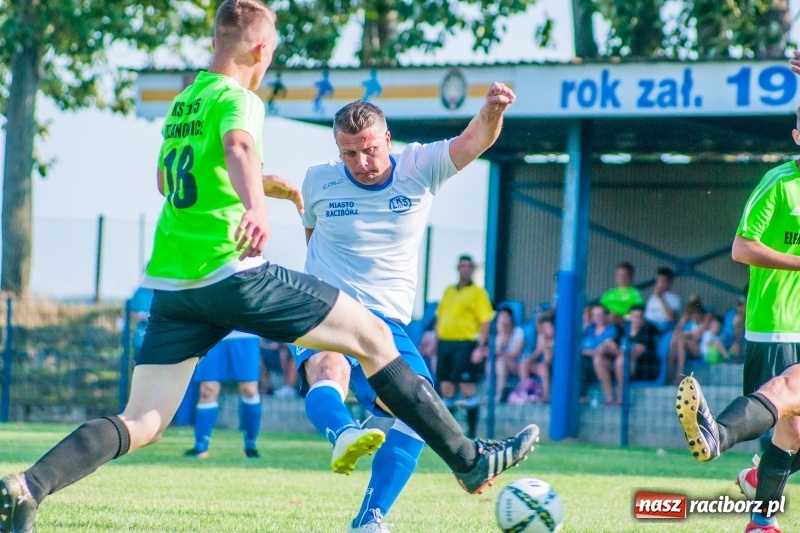 Zdjęcie w galerii na portalu naszraciborz.pl: Piłkarskie zmagania trampkarzy i seniorów, czyli sportowy festyn w Krzanowicach wiadomości z regionu