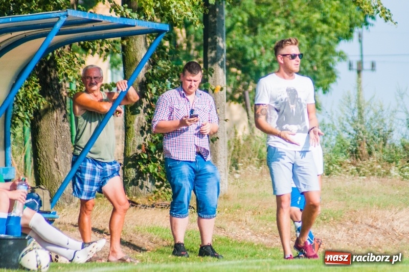 Zdjęcie w galerii na portalu naszraciborz.pl: Piłkarskie zmagania trampkarzy i seniorów, czyli sportowy festyn w Krzanowicach wiadomości z regionu