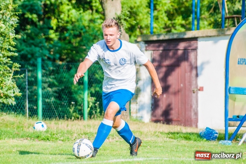 Zdjęcie w galerii na portalu naszraciborz.pl: Piłkarskie zmagania trampkarzy i seniorów, czyli sportowy festyn w Krzanowicach wiadomości z regionu