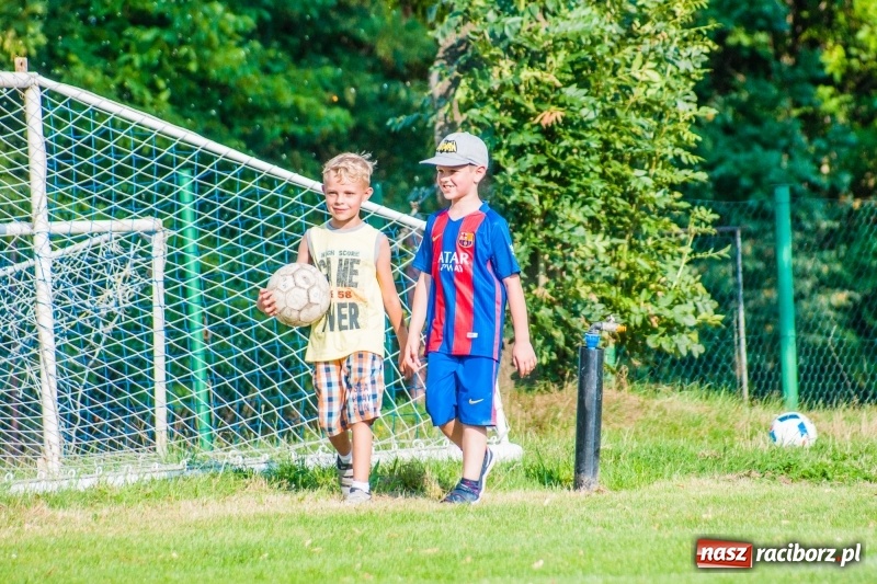 Zdjęcie w galerii na portalu naszraciborz.pl: Piłkarskie zmagania trampkarzy i seniorów, czyli sportowy festyn w Krzanowicach wiadomości z regionu