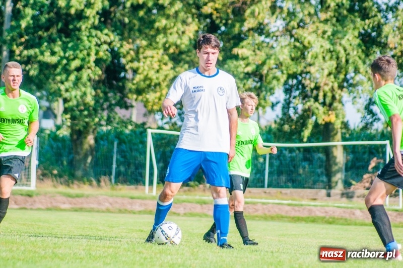 Zdjęcie w galerii na portalu naszraciborz.pl: Piłkarskie zmagania trampkarzy i seniorów, czyli sportowy festyn w Krzanowicach wiadomości z regionu