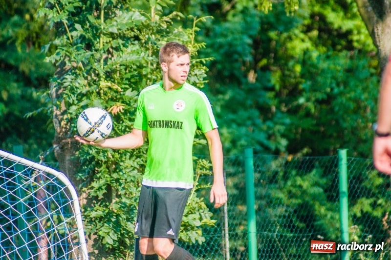 Zdjęcie w galerii na portalu naszraciborz.pl: Piłkarskie zmagania trampkarzy i seniorów, czyli sportowy festyn w Krzanowicach wiadomości z regionu