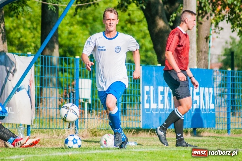 Zdjęcie w galerii na portalu naszraciborz.pl: Piłkarskie zmagania trampkarzy i seniorów, czyli sportowy festyn w Krzanowicach wiadomości z regionu