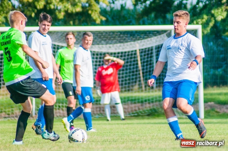 Zdjęcie w galerii na portalu naszraciborz.pl: Piłkarskie zmagania trampkarzy i seniorów, czyli sportowy festyn w Krzanowicach wiadomości z regionu