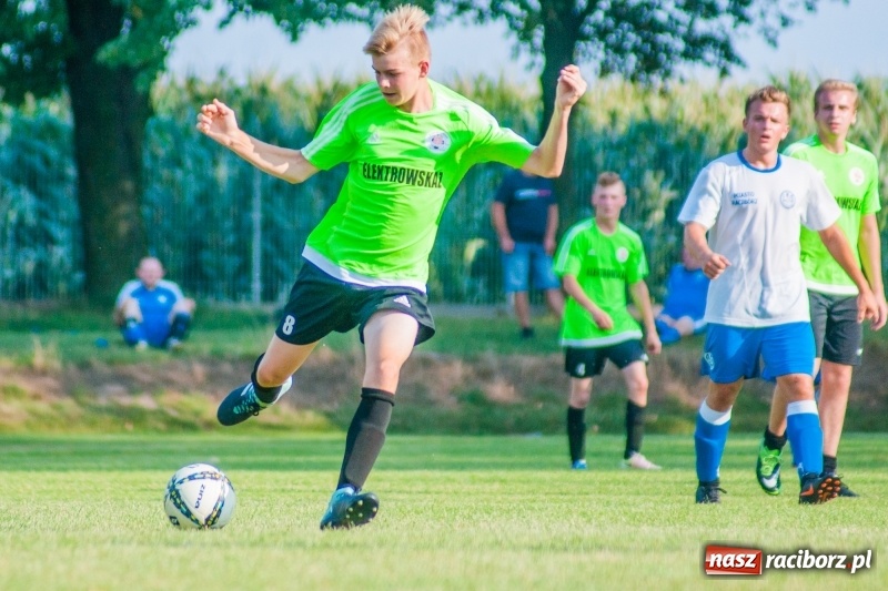 Zdjęcie w galerii na portalu naszraciborz.pl: Piłkarskie zmagania trampkarzy i seniorów, czyli sportowy festyn w Krzanowicach wiadomości z regionu