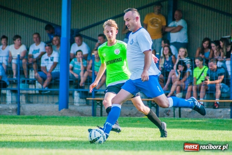 Zdjęcie w galerii na portalu naszraciborz.pl: Piłkarskie zmagania trampkarzy i seniorów, czyli sportowy festyn w Krzanowicach wiadomości z regionu
