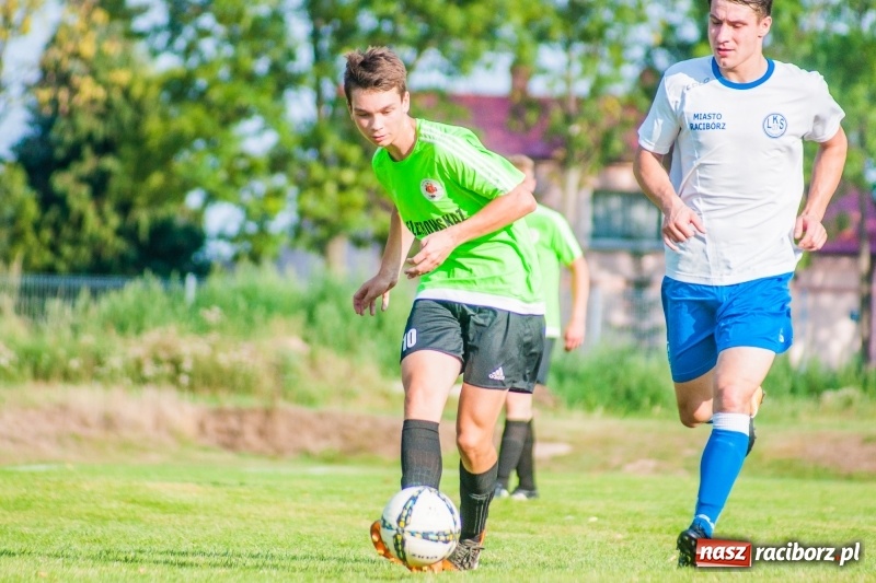 Zdjęcie w galerii na portalu naszraciborz.pl: Piłkarskie zmagania trampkarzy i seniorów, czyli sportowy festyn w Krzanowicach wiadomości z regionu