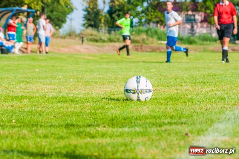 Zdjęcie w galerii na portalu naszraciborz.pl: Piłkarskie zmagania trampkarzy i seniorów, czyli sportowy festyn w Krzanowicach wiadomości z regionu