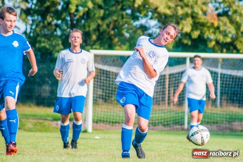 Zdjęcie w galerii na portalu naszraciborz.pl: Piłkarskie zmagania trampkarzy i seniorów, czyli sportowy festyn w Krzanowicach wiadomości z regionu